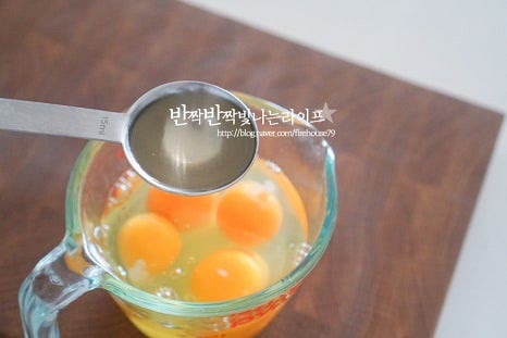 넉넉한 크기의 볼에 달걀을 넣고 맛술 1 큰 술, 소금 1/3 작은 술을 넣고 곱게 풀어줍니다. 곱게 풀어서 바로 구워도 되지만 촉촉하고 두툼하게 굽기 위해서 체에 한번 내려주어 보드라운 달걀지단을 만들었어요. 무스비는 스팸의 네모난 모양 기준으로 만들기 때문에 사각팬을 활용하여 구워주었습니다. 원형 프라이팬에 구울 때는 계란말이를 만들듯이 네모나게 접어서 모양을 내어주면 됩니다. 스팸 크기에 맞추어 구워줍니다. 약불로 속까지 부드럽고 두툼하게 구워줍니다. 구운 뒤 모양에 맞추어 잘라줍니다.