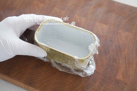 무스비틀을 활용하여 만들어도 좋고, 탈 없이 통조림 캔에 랩을 씌워 간편하게 모양내도 좋아요. 밥을 스팸 두께와 비슷하게 담고, 채소-계란지단-스팸을 올린 뒤 다시 밥을 올려 덮어줍니다. 랩으로 고정한 뒤 꺼내면 네모나게 만들어졌어요. 김밥 김은 2등분으로 자르고 그 위로 만든 무스비를 올려 감싸 말아줍니다. 이음새 부분이 바닥면으로 향하게 두면 자연스럽게 붙어 고정됩니다. 겉에 참기름을 골고루 바르고 먹기 좋은 크기로 썰어줍니다.