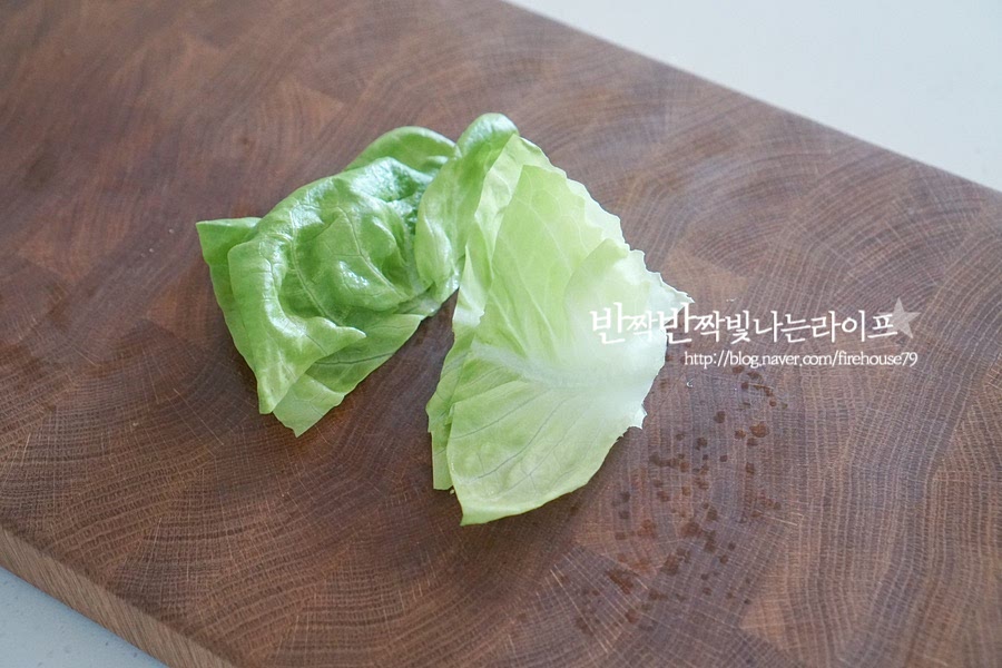 아삭하고 산뜻하게 버터헤드를 크기에 맞추어 잘라줍니다. 냉장고에 남은 것이 있어 함께 넣었는데 깻잎, 오이, 묵은지와 같이 다채롭게 곁들여도 좋고, 생략해도 됩니다.