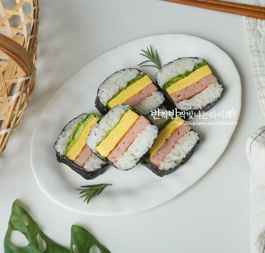 하나씩 집어먹기 좋게 자르면 완성입니다, 속 재료가 그대로 보여서 더 먹음직스러워요. 영상도 같이 담았어요. 스팸과 달걀지단을 김밥 사이로 넣은 네모난 모양의 하와이안 무스비는 간단한 레시피로 만들 수 있고 온 가족이 다함께 먹기도 좋아요. 맛이 없을 수가 없는 조합인 스팸무스비 맛있게 요리해드세요. 끄읕 !