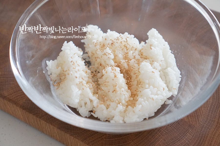 김밥 밥을 만드는 것과 같이 고소하게 밑간을 해줍니다. 햄이 짠맛이 있지만 전체적으로 재료들에 밑간을 해서 만들면 같이 먹었을 때 감칠맛이 더 좋습니다. 참기름 1 큰 술, 깨소금 1/2 큰 술 소금 한두꼬집 넣고 고슬고슬하게 섞어줍니다. 맛소금 넣어도 좋고요.