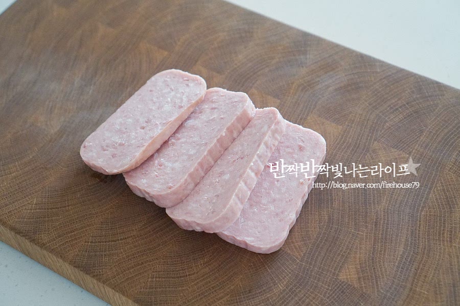 통조림햄은 너무 짜지 않은 라이트로 준비해서 두툼하게 썰었습니다. 적당하게 두께감이 있게 잘라서 겉은 바삭 속은 촉촉하게 구워주면 식감과 고소한 감칠맛이 좋습니다. 스팸요리 할 때 뜨거운 물에 담가 불순물을 제거해 요리해도 좋습니다. 달군 팬에 올려 앞뒤로 노릇하게 구워줍니다. 재료에서 기름이 나오기 때문에 따로 식용유를 두를 필요는 없습니다.