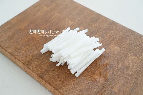 오독오독하게 씹히는 무채는 굴무침에 잘 어울리는 재료인데요. 무는 곱게 채를 썰어준 뒤 소금 1/2작은술을 뿌려 10~15분 절여줍니다. 입자가 가는 소금에 절여주었어요. 중간에 두세 번 뒤적여 15분 뒤 보면 수분이 나오고 무의 식감이 아작하게 절여졌어요. 물이 생기지 않게 면포로 감싸 물기를 꼭 짜줍니다. 그럼 식감도 아삭하고 더 맛이 좋습니다.