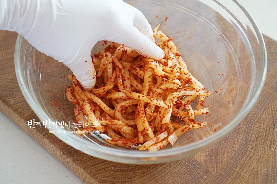 절인 무에 고춧가루 1 큰 술을 넣고 조물조물 버무려 빨간색을 입혀줍니다. 고춧가루 2 큰 술, 액젓 2~3 큰 술 황설탕 1 큰 술, 매실액 1 큰 술 다진 마늘 1 큰 술, 간생강 1 큰 술을 넣어줍니다. 간에 따라 액젓을 조절해 주세요. 채 썬 배와 미나리 쪽파와 고추를 넣고 먼저 버무려줍니다. 배는 부서지기 쉬우니 살살 버무려주세요. 손질한 굴을 넣고 식초 약간 뿌려줍니다. 식초를 넣어주면 비린내를 잡아주는데요. 많이 넣으면 시큼해지니 살짝만 더해주세요. 레몬즙이 있다면 약간 넣어도 좋습니다. 굴이 부서지지 않게 마지막에 넣고 무침해줍니다. 양념이 어우러지도록 살살 버무려 완성해요. 참기름과 통깨는 간에 따라 넣어주세요. 재료가 어우러지는 식감은 물론 먹을수록 감칠맛과 바다향이 퍼지는 게 추운 날 매콤하고 개운하게 입맛을 살리는 무침 요리에요. 영상도 같이 담았어요. 굴은 무즙과 소금으로 깨끗하게 씻어 채 썬 야채와 양념에 버무린 굴무생채 무침 바로 만들어 먹으면 맛이 좋은데요. 그대로 먹어도 좋고 보쌈에 곁들여도 맛깔나게 어우러진답니다. 탱글탱글한 생굴의 바다향과 아삭함 매콤한 감칠맛이 어우러지는 굴무침레시피 맛있는 겨울철 별미를 즐겨보세요. 끄읕 !