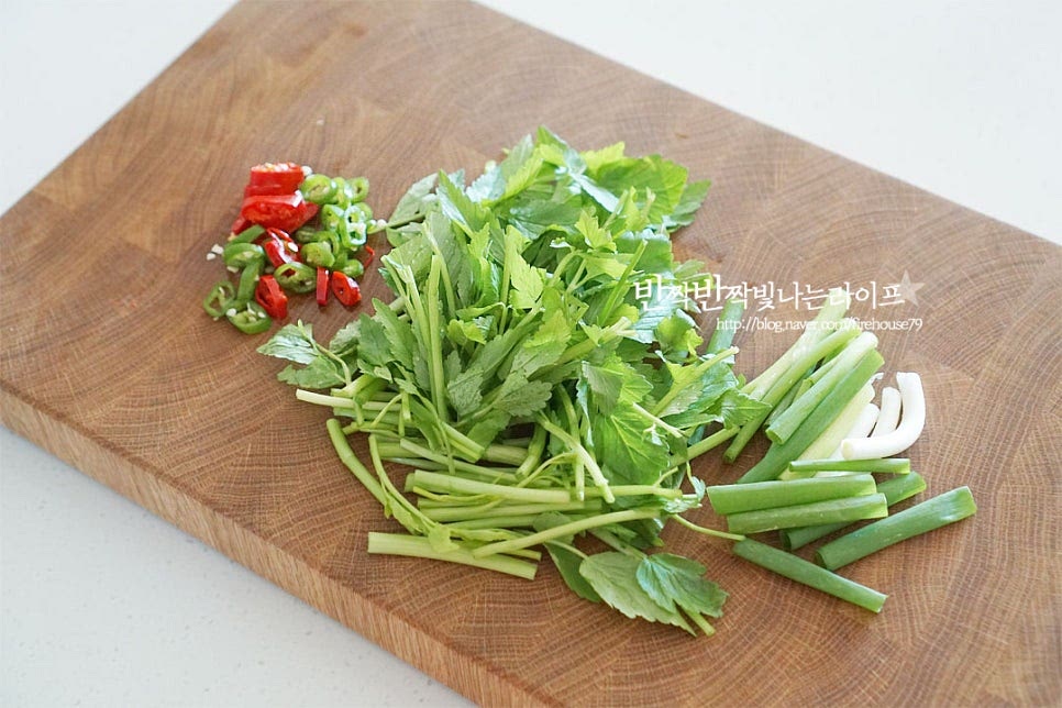 쪽파는 3~4cm 길이로 자르고 길이에 맞추어 미나리도 잘라줍니다. 미나리를 식초를 희석한 물에 흔들어 씻어주었어요. 매운맛에 따라 고추는 송송 썰어주고요. 그 외 대파, 오이, 파프리카 등 좋아하는 야채를 넣어주면 푸짐하게 맛볼 수 있습니다. 시원하고 달콤한 배도 채를 썰어주었습니다. 배가 들어가면 개운하게 잘 어울린답니다.