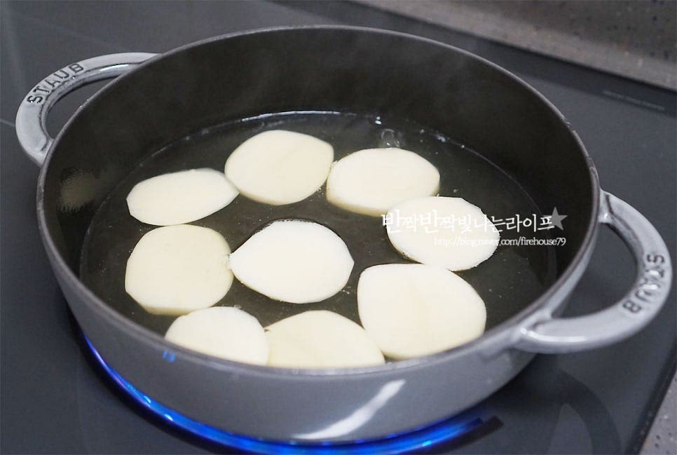 냄비에 감자를 깔아준 뒤 멸치 다시마 육수 300ml를 부어줍니다. 육수가 없다면 물을 넣어주어요. 양념재료도 같이 넣어줍니다. 고춧가루 1큰술 듬뿍, 고추장 1½ 큰 술 진간장 1 큰 술, 다진 마늘 1 큰 술 설탕 1 작은 술 넣어주었어요. 앞서 말한 대로 레시피 기준에서 재료의 양에 따라 재료를 줄여주었어요. 보글보글 끓어오르면 감자가 반 이상 익을 정도로 5분 정도 끓여줍니다. 감자가 반 이상 익으면 손질해둔 생선을 넣어줍니다. 대파, 양파, 고추와 함께 고춧가루 1/2 큰 술도 넣어줍니다. 양념이 자작하게 조려주어요. 5~10분 정도 조려주면 되는데 전 조금 많이 조려진 게 좋아서 넉넉히 조려주었답니다^^ 익으면서 재료와 어우러진 바다 감칠맛이 스며들어 간이 딱 맞게 맞았어요. 혹시 기호에 따라 간을 추가해 줍니다. 매콤한 색감만 보아도 뜨끈한 밥 한 공기가 절로 생각나죠. 살을 발라서 먹다가 감자 으깨어 비벼 먹음 금세 밥 한 공기 뚝딱이랍니다. 요리 영상을 같이 보시면 조금 더 쉽게 만드실 수 있답니다. 보통 생일이나 제사상에 올리기 때문에 찌거나 구이로 많이 드실 텐데요. 매콤 칼칼한 양념에 조려내면 이게 또 별미에요~ 생선조림이 당기는 날엔 조기조림 만들어 보시는 건 어떠세요. 양념에 맛깔나게 조려내면 먹는 즐거움이 더 특별해진답니다. 맛있게 만들어 드세요^^ 끄읕 !