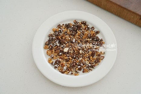 접시에 그래놀라를 넓게 펼쳐 올린 뒤 그릭모모를 올려줍니다. 복숭아 당도에 따라 꿀이나 시럽, 알룰로스 등을 뿌려주면 달콤하게 완성입니다. 부드럽고 달달한 복숭아와 상큼함, 바삭함이 어우러져 같이 먹으면 맛은 물론 식감까지 맛있습니다. 그릭요거트 먹는법 중에서도 과일과 같이 먹으면 새콤달콤 진한 풍미를 즐길 수 있어요. 시원 달콤하게 먹으면 간단한 레시피로 근사하게 맛보는 디저트가 완성된답니다. 제철 끝물이라 아쉽지만 여름에 꼭 먹어야할 복숭아 요리가 아닌가 싶어요. 씨를 제거한 뒤 속을 꾸덕하게 채워 맛있게 만들어 드세요. 끄읕 !