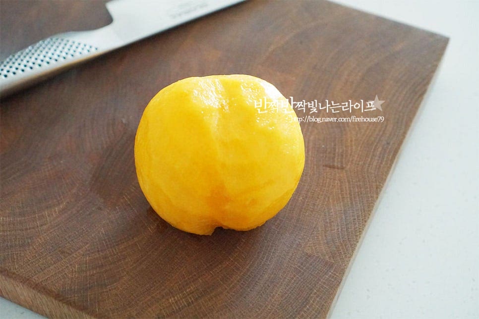 동그란 모양을 따라 껍질을 제거해줍니다. 상태에 따라 손으로 껍질을 벗기거나 칼로 깎아주면 됩니다.