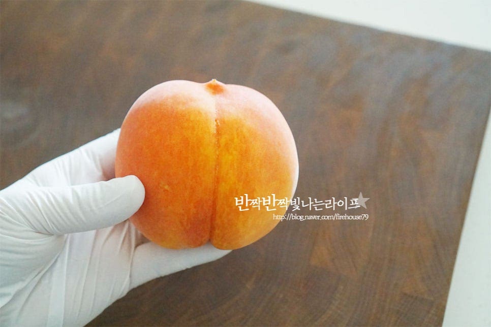 부드럽고 말랑하게 후숙이 된 복숭아 1개를 준비했습니다. 황도나 백도 상관없이 살짝 만져서 눌러보았을 때 과육이 연한 정도가 좋습니다. 단단해도 씨를 제거하기 힘들고 너무 물러도 모양내기 어렵습니다. 베이킹소다나 식초를 활용하여 깨끗하게 세척 후 물기를 제거해줍니다.
