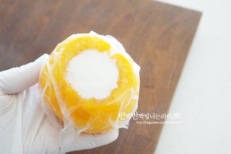 랩으로 단단하게 감싼 뒤 냉동실에 넣고 1~2시간 정도 굳혀줍니다.