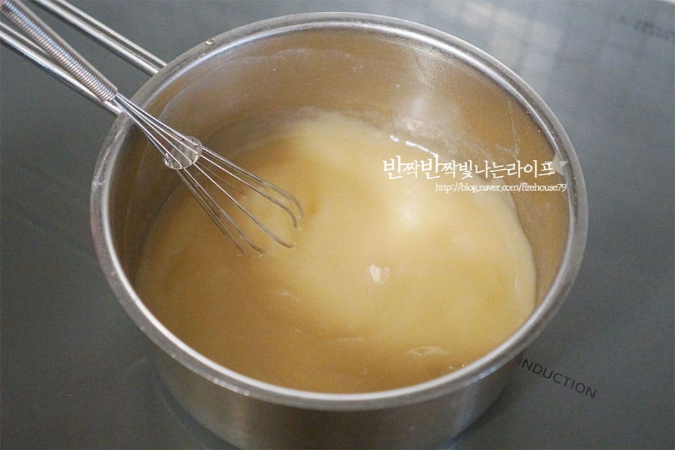 냄비에 멸치 다시마 육수 또는 물 2/3컵을 붓고 찹쌀가루 1 큰 술을 넉넉하게 넣고 풀어준 뒤 불을 켜서 걸쭉하게 끓여 찹쌀풀을 만들어요. 생각보다 빨리 되직해지니 뭉치지 않게 저어가며 끓여주세요. 찹쌀가루 대신 밀가루도 좋으며 풀을 쑤지않고 찬밥을 갈아 넣어도 됩니다. 뜨거운 열을 식혀서 준비해둡니다.