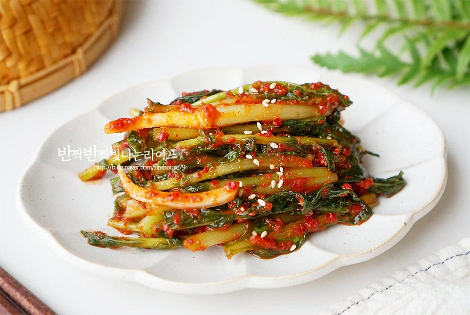 완성된 열무김치는 접시에 소복하게 담은 뒤 통깨 약간 뿌려줍니다. 입맛에 따라 바로 먹어도 좋고 실온에서 반나절에서 하루 숙성한 뒤 냉장고에서 차갑게 하여 먹음 됩니다. 저는 약간 익힌 것을 좋아해서 실온에 두었다가 먹었어요. 영상도 같이 담았어요. 여름에 시원하고 아삭하게 먹음 입맛 돋우는 반찬이죠. 소금물에 아삭하게 절이고 풋내가 나지 않게 양념에 버무려 만들기 완성입니다. 열무김치만드는법을 소개해드리는 레시피를 참고하여 맛있게 만들어드세요. 끄읕 !