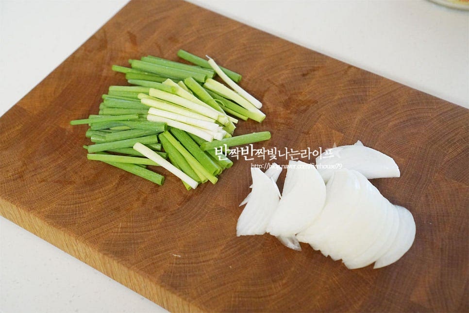 양파는 채썰고 쪽파도 길이를 맞추어 잘라줍니다.