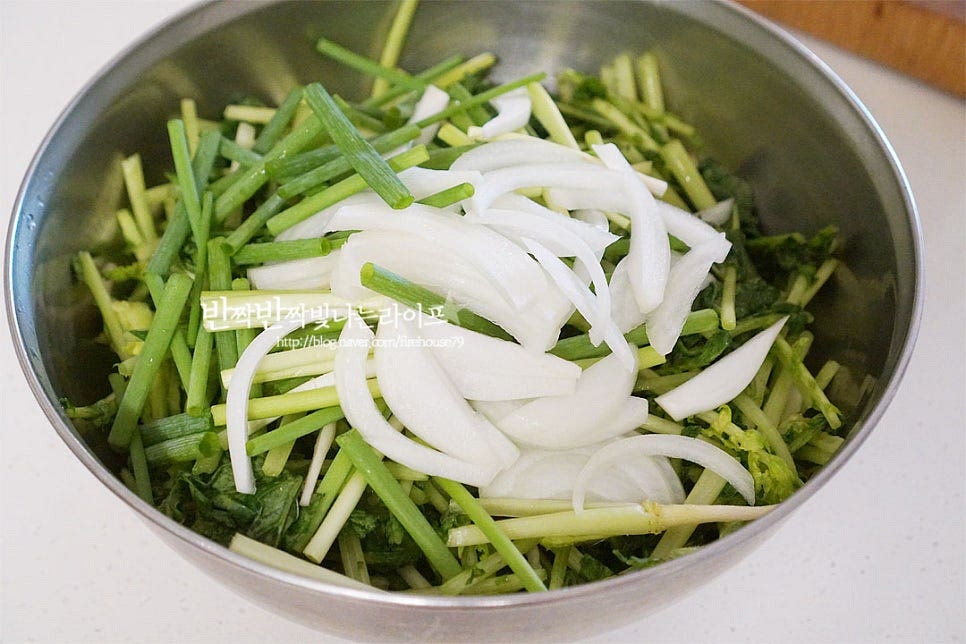 넓은 볼에 절인 열무와 양파, 쪽파를 넣어줍니다. 만들어둔 양념을 넣고 버무려 완성해요. 버무릴 때도 풋내가 나지 않고 조심해 줍니다.