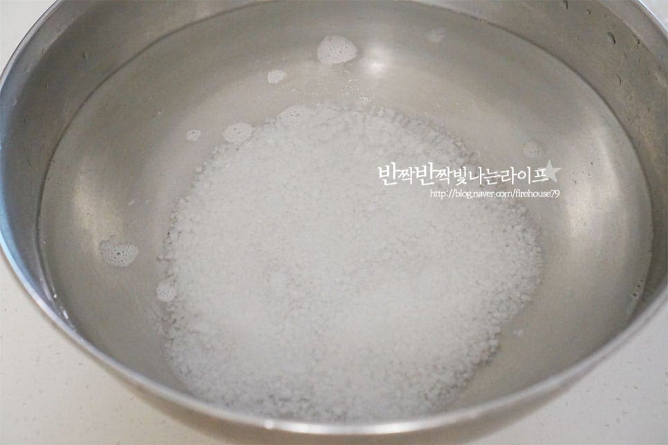 큼직한 볼에 물 1.8L를 붓고 천일염 1컵을 녹여 소금물을 만들어줍니다. 간수 뺀 소금으로 절였습니다. 열무를 모두 넣고 30분 절여줍니다.