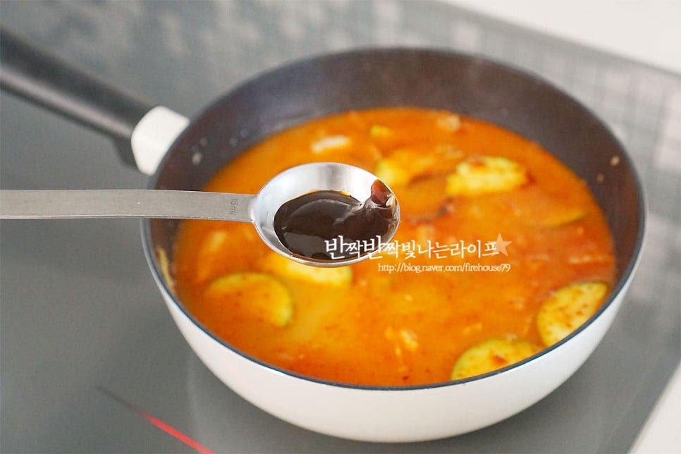 굴 소스 1½ 큰 술, 치킨스톡 약간 넣어줍니다. 국물 간을 해준 뒤 팔팔 끓으면 해물을 넣어줍니다. 해물짬뽕을 만들 때 팔팔 끓어오르는 타이밍에 넣어주셔야 비린내가 나지 않아요. 부족한 간은 소금으로 더해주었는데 미원을 한 꼬집 넣어주면 파는 맛이 난다고 합니다. 이건 기호에 따라 선택하시면 될 것 같아요. 청경채를 넣고 마무리해요.