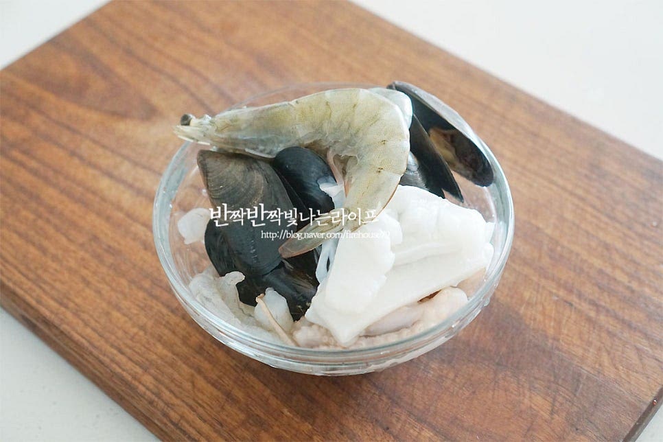 짬뽕재료는 해물과 돼지고기 야채, 버섯을 기본으로 준비해 주시면 되는데요. 새우 살, 바지락이나 홍합, 오징어 등 해산물을 준비해 주시면 되어요. 저는 손질되어 간편하게 활용할 수 있는 모둠 해물을 준비했어요. 바지락과 같은 조개가 들어가면 국물이 더 시원하고 새우살과 오징어나 낙지를 같이 넣어주시면 됩니다~ 돼지고기를 약간 같이 넣으면 더 깊은 맛을 낼 수 있는데요. 채를 썰어 준비하여 줍니다. 빠질 수 없는 야채가 양파와 배추에요. 달큰하고 시원한 맛을 내어주어 이 두 가지는 꼭 넣어드셔야 맛나요~ 초록 색감 내는 청경채도 먹기 좋게 길게 썰어줍니다. 대파는 흰 부분을 큼직하게 썰고 애호박은 반달 모양으로, 매운맛 더해주는 청양고추는 송송 잘게 썰어줍니다.