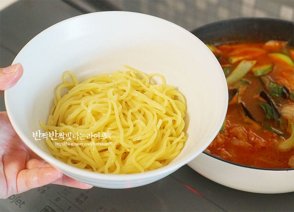 그릇에 삶은 면을 담고 국물을 부어주면 완성입니다~ 해산물을 너무 많이 넣어도 매운탕 느낌이 나니 적당량을 넣어주시는 게 좋아요. 저는 냉동 손질된 것이라 조금 넉넉히 넣어도 향이 강하지 않았어요. 영상도 같이 담았어요. 매콤시원한 국물에 어우러지는 면 바다 감칠맛이 더해져 깊은 맛이 난답니다. 한 그릇 뚝딱 비우는 짬뽕국물 만들기 고추기름을 넣지 않고도 매콤하면서 깔끔하고 시원한 맛이 매력적이랍니다. 짬뽕만들기 맛있게 만들어 드세요^^ 끄읕 !