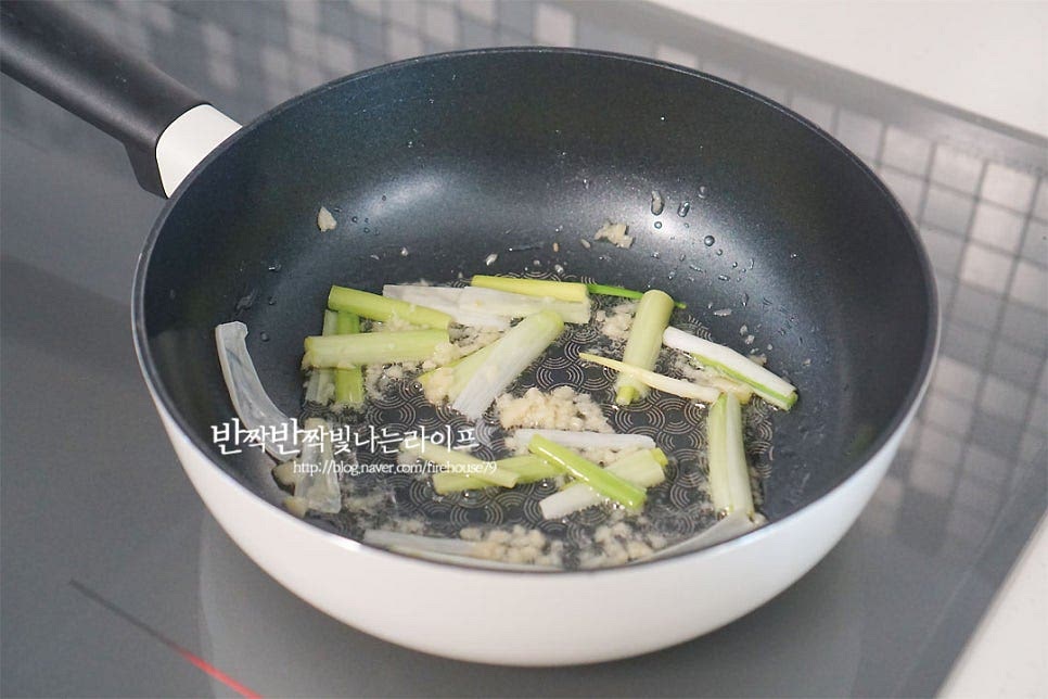 달군 팬에 식용유 3 큰 술 두르고 대파와 다진 마늘 1/2 큰 술 넣고 볶아 향을 내어줍니다. 파의 향이 올라오면 돼지고기와 고추를 넣고 같이 볶아요. 고기를 볶을 때는 센 불로 휘리릭 볶아줍니다. 잡내를 잡아주고 향을 더해주기 위해 진간장 1/2 큰 술을 넣고 같이 볶아요. 고기 표면이 익으면 청경채를 제외한 양파, 호박, 배추, 버섯을 넣어줍니다. 채소가 어우러지면 고춧가루 1 큰 술 넣어줍니다. 고춧가루는 기호에 따라 1 큰 술 더 추가해 주시면 되는데요. 색이 잘 나지 않아서 1 큰 술 추가해서 같이 볶았어요. 고춧가루를 넣고 가볍게 볶은 뒤 물 1/2컵을 부어줍니다. 물을 부어 고춧가루를 풀어준 뒤 사골육수 600ml 부어줍니다. 시판용 육수를 활용하면 파는 것 못지않게 깊은 맛을 낼 수 있어요. 없다면 물을 넣어주시면 됩니다. 기존 이연복 레시피는 물을 붓고 치킨스톡, 굴 소스를 넣어주었는데 저는 사골 육수 준비해서 끓였어요~