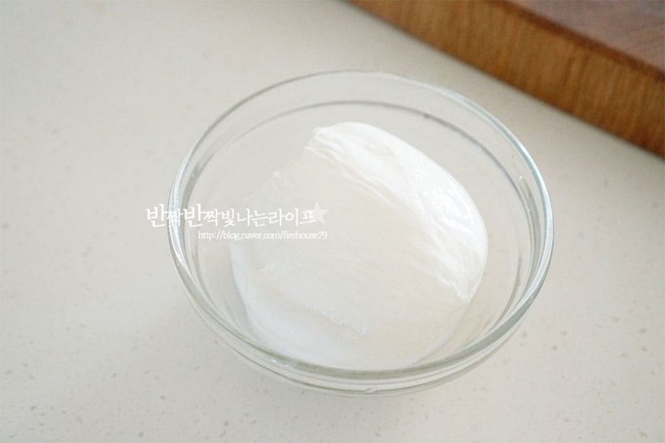 동그란 모양의 브라타치즈 1개를 준비했습니다. 이탈리아어로 버터 같은이라는 뜻으로 담백한 모짜렐라 주머니 속에 고소한 버터와 우유를 섞은듯한 크림이 들어있는 프레시치즈라 샐러드로 먹으면 잘 어울립니다. 재료의 풍미와 식감을 맛있게 즐길 수 있도록 냉장고에서 꺼내어 실온 상태에서 냉기를 빼서 사용합니다.