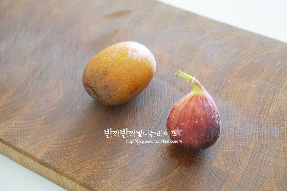 여러 가지 재료와 어울리는데 그중에서도 요즘 제철 무화과와 키위를 준비했습니다. 각각 크기에 따라 1~2개 정도 준비하면 됩니다. 무화과는 꼭지 부분을 세워 흐르는 물에 문질러 세척한 뒤 물기를 제거하고 꼭지부분을 잘라내고 한 입 크기로 잘라줍니다. 부라타치즈샐러드 무화과 조합이 잘 어울리니 제철에 같이 드셔보면 맛있습니다. 키위도 세척한 뒤 양 끝 부분을 잘라내고 껍질을 제거하여 한입크기로 크기를 맞추어 썰어줍니다. 부드럽고 쌉싸래한 루꼴라는 어린잎을 준비하여 찬물에 담가 세척한 뒤 물기를 털어줍니다. 그 외 토마토나 양상추 등 좋아하는 재료를 같이 먹음 됩니다.