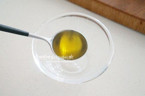 재료의 맛이 돋보일 수 있도록 부타라치즈 샐러드 드레싱은 몇 가지 준비한 재료로 간단하게 만듭니다. 볼에 올리브오일 2 큰 술, 발사믹 식초 1 큰 술, 레몬즙 1 큰 술, 알룰로스 약간, 소금과 후추 약간을 넣어줍니다. 맛에 따라 식초와 알룰로스 또는 꿀을 조절하여 간을 맞추어줍니다. 오일과 유화될 수 있도록 골고루 섞어줍니다.