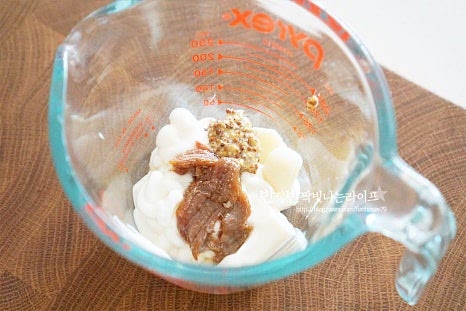 시저드레싱은 앤초비를 넣고 만들어 고소하면서 진한 감칠맛이 풍부한 맛인데요. 넉넉한 크기의 볼에 마요네즈 3 큰 술 앤초비 2조각, 레몬즙 1 큰 술 마늘 작은 것 2알, 씨겨자 1/2 작은 술 올리브오일 1 큰 술, 치즈가루 2 큰 술 우스터소스 1 작은 술, 알룰로스 1/2 큰 술 소금과 후추 약간 넣어줍니다. 간에 따라 단맛과 신맛은 조절하여 주세요. 블렌더로 재료가 섞일 수 있도록 갈아줍니다. 재료가 서로 어우러질 수 있도록 블렌더로 간편하게 갈아 섞어주었는데 거품기로 잘 섞어주셔도 좋습니다.