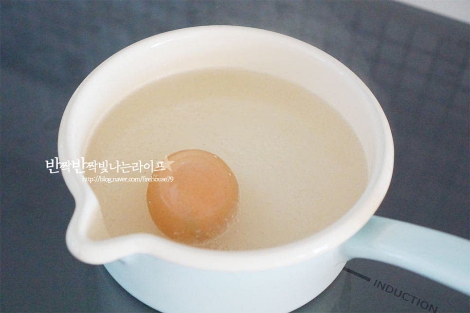 푸짐하게 계란도 삶아 곁들여주었습니다. 잠길 정도로 물을 붓고 식초와 소금 약간 넣고 10분 삶아줍니다.