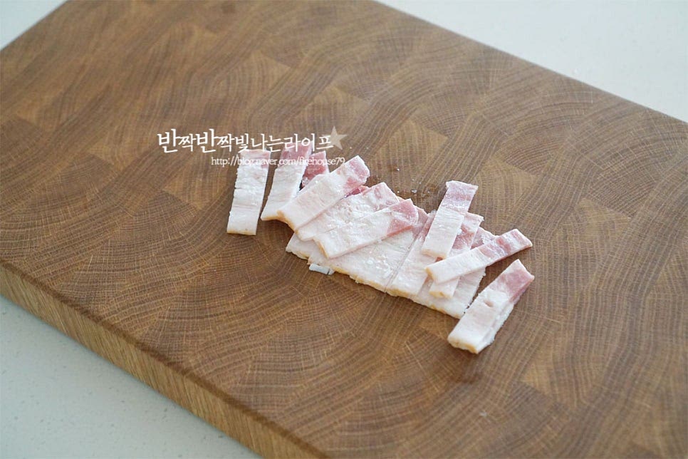 짭조름한 베이컨이 고소하고 짭조름하게 맛을 더해주는데요. 잘게 채를 썰어주고 서로 붙지 않도록 분리해 줍니다. 예열한 팬에 올려 노릇하게 구워줍니다.