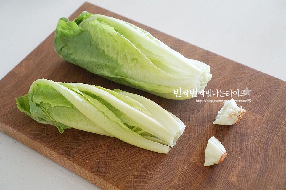 로메인은 길쭉하고 양상추보다 잎이 두꺼워 아삭아삭 수분감 있게 씹히는 식감이 맛있어 샐러드를 만들어 먹음 잘 어울리는 채소입니다. 꼭지 부분을 잘라내고 식초를 희석한 물에 담가갔다 흐르는 물에 꼼꼼하게 씻어줍니다. 차가운 물에 담그면 본연의 아삭한 식감을 살릴 수 있습니다. 담갔다가 물기를 탈탈 털어줍니다.