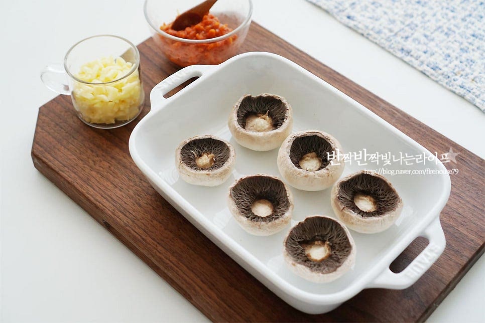 양송이버섯을 가지런히 올려줍니다. 만들어둔 소스를 올려줍니다. 하나씩 집어먹기 좋아서 양송이버섯요리가 핑거푸드로 딱 좋은 것 같아요^^ 그 위로 치즈를 듬뿍 올려줍니다. 양송이버섯 구이는 치즈가 듬뿍 들어가야 쭈욱 늘어나는 맛과 풍미가 깊어요~ 170~180도 8~10분 정도 구워줍니다. 오븐 또는 에어프라이어 모두 가능해요. 제품 사양에 따라 시간은 조절하여 주세요. 그릇에 담은 뒤 바질이나 파슬리가루를 곁들이면 보기도 좋고 풍미도 더 좋아요^^ 뜨거울 때 치즈가 쭉 늘어나는 맛이 있어요. 요리 영상을 같이 보시면 만드시는 데 도움이 되실 거예요. 동글동글한 모양이 참 귀엽죠. 양송이버섯의 진한 풍미에 피자 맛이 더해져 구이로 만들어 먹음 색다르게 즐길 수 있는 요리에요. 밀가루 없이 만드는 피자 같기도 하고, 양송이구이는 온 가족이 다 같이 먹기 좋아요~ 양송이버섯 구이 노릇노릇 맛깔나게 구워서 드셔보시는 건 어떠세요. 토마토소스와 피자치즈와 정말 잘 어울려요. 간단하고 색다르게 맛있는 요리 즐기세요^^ 끄읕 ! 양송이버섯 스프로 같이 참고해 주세요.