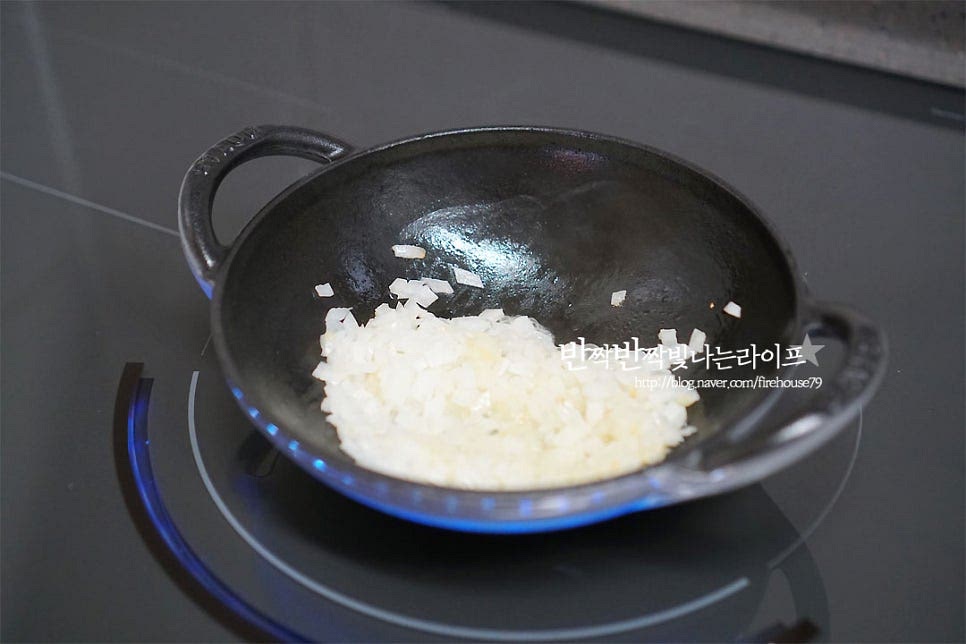 팬에 버터를 두르고 다진 마늘 1 작은 숟가락, 다진 양파를 먼저 볶아줍니다. 베이컨을 넣고 볶다가 노릇노릇해지면 토마토소스를 넣어줍니다. 재료가 어우러질 정도로 볶아줍니다. 이때 기호에 따라 바질, 오레가노와 같은 허브를 넣어도 좋아요.