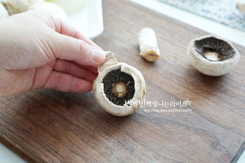 버섯을 손질하여 줍니다. 먼저 밑동을 분리하고, 갓 부분 안쪽으로 껍질을 벗겨줍니다. 껍질 벗기는 건 생략 가능해요. 갓 안쪽으로 재료를 넣고 구워줄 것이라 밑동을 모두 분리해 주었어요. 양파는 잘게 다지고, 베이컨도 잘게 채 썰어줍니다. 이때 분리한 밑동을 잘게 썰어 같이 넣어주어도 맛있어요.
