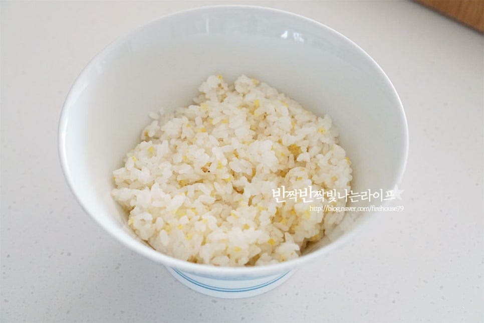 넉넉한 크기의 그릇에 밥을 담아줍니다. 그 위로 양파 소스를 올려주세요. 달콤 짭조름한 맛이 밥알 사이로 스며들어 벌써 맛있어요. 계란과 스팸을 올려줍니다. 맛있게 보이도록 스크램블을 넓게 펼친 뒤 가운데로 스팸을 올려주었습니다. 감칠맛을 더해주는 김가루 약간 올리고 마요네즈를 뿌려줍니다. 이때 마요네즈를 소스통에 넣거나 물약병을 활용하면 얇고 맛있게 뿌릴 수 있어요. 쪽파를 올려 마무리합니다.