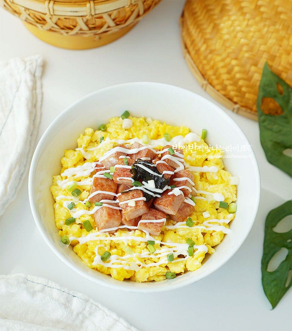 초간단 레시피로 완성할 수 있는 스팸덮밥은 밥 위에 익힌 재료를 올려주면 쉽게 만들 수 있어요. 별다른 반찬 없이 먹기 좋아서 혼밥이나 자취생분들이 만들어 먹기도 좋고요. 영상도 같이 담았어요. 스팸은 먹는 맛이 있게 두툼하게 잘라 굽고 계란은 부드럽게 양파소스는 단짠의 맛을 살려 만든 뒤 밥 위에 올려 마요네즈와 김가루, 파를 올려줍니다. 마요네즈가 짭조름한 맛과 어우러지는 게 별미입니다. 누구나 쉽고 맛있게 요리할 수 있는 초간단 스팸마요덮밥 맛있게 만들어드세요. 끄읕 !