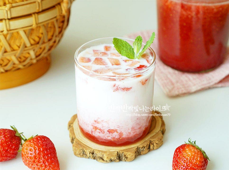 딸기청은 만들어서 우유를 부어 딸기라떼로 맛볼 수도 있지만 탄산수를 부어 에이드로 마셔도 좋고 요거트에 곁들여도 잘 어울립니다. 새콤달콤해서 맛있게 어우러진답니다. 영상도 같이 담았어요. 과육을 부드럽게 으깨거나 자른 뒤 설탕 비율에 맞게 넣고 레몬즙 조금 첨가하여 냉장고에서 숙성한 뒤 먹으면 새콤달콤 맛과 향이 맛있게 완성입니다. 요즘에 가격도 착하고 단맛이 덜하기 때문에 청으로 만들어 먹기 더 좋습니다. 달콤하고 맛있게 요리해드세요. 끄읕 !
