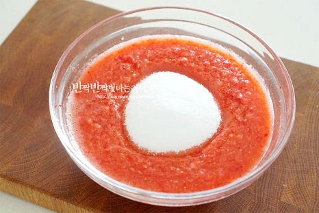 다른 과일청에 비해 곰팡이가 생기거나 상하기 쉬워 설탕 비율을 1:1로 넣어주는 게 좋은데요. 빠른 시일 내 드신다면 설탕량을 줄여 만들어도 좋습니다. 저는 설탕과 함께 알룰로스를 넣고 부담스러운 단맛을 줄였어요. 과육의 70%는 설탕을, 30%는 알룰로스를 넣어줍니다. 더 맛있고 색깔을 곱게 만들어주고 보관 기간도 조금 길게 도와주는 레몬즙 3 큰 술도 넣어줍니다. 레몬즙이 들어가면 상큼한 향이 더 맛있어요. 설탕이 녹아 어우러지도록 섞어줍니다. 수분이 많은 편이라 가볍게 저어서 실온에 두면 생각보다 금방 녹아요.