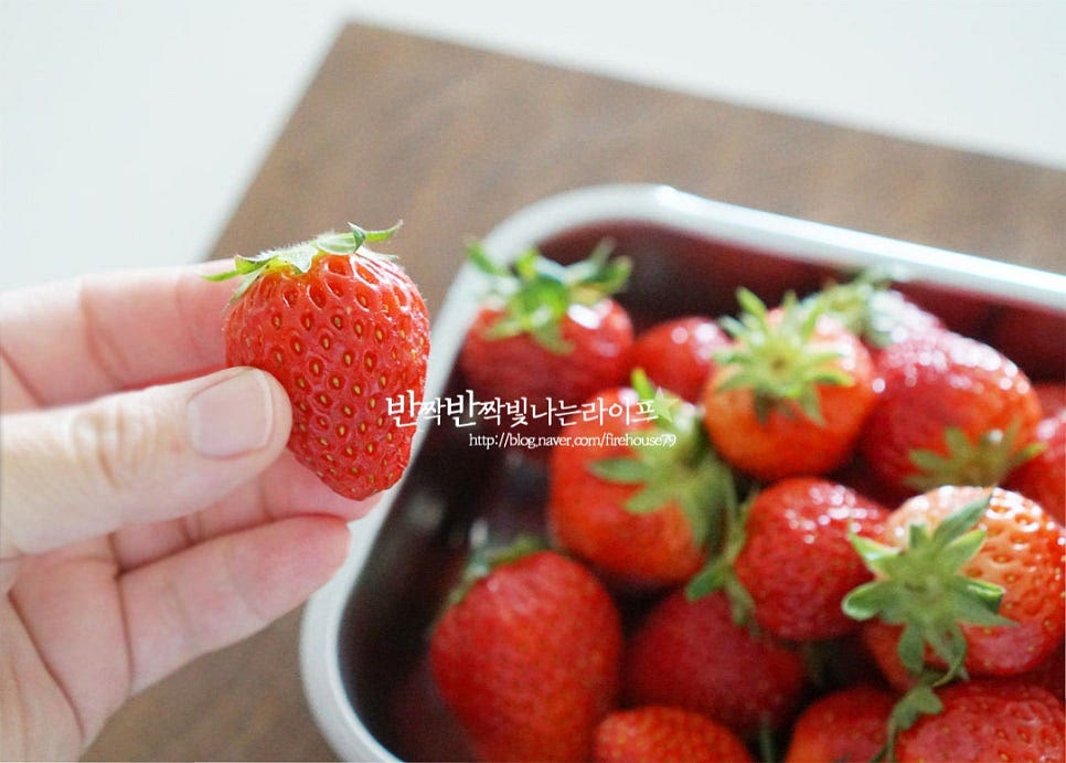 딸기는 무르기 쉬운 과일로 구입 시 가급적 빨리 드시는 게 좋으며 수제청을 만들 때도 한 번에 많은 양을 만들기보다 일주일에서 2주 이내로 먹을 만큼 만드는 게 좋습니다. 꼭지에 불순물이 꽤 많이 묻어나서 가볍게 떼어내어줍니다. 윗부분을 잘라내면 세척 과정에서 물이 들어가 비타민도 빠지고 맛이 싱거워지니 잎 부분만 살짝 제거해 주세요. 넉넉한 크기의 볼에 과일이 잠길 정도로 물을 붓고 굵은소금 2/3 큰 술을 녹여줍니다. 소금 또는 식초, 베이킹소다를 활용할 수 있습니다. 소금물에 담가 20~30초 살짝 흔들어 씻은 뒤 헹구어 물기를 털어줍니다. 30초 이상 오래 담그면 수용성 비타민이 녹아서 영양이 손실되며 맛도 싱거워지고 물러지기 쉬우니 세척 시에는 빠르게 씻어내어 주세요. 체에 밭쳐 물기를 털어줍니다. 그리고 물기를 꼼꼼하게 제거해 줍니다. 물기 없이 딸기청을 만들어야 곰팡이가 잘 생기지 않습니다. 물기를 제거하면서 꼭지 부분은 잘라내어 다듬었어요.
