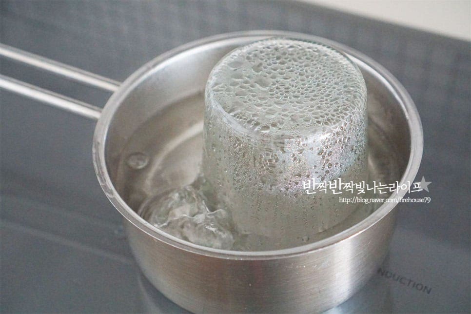 보관할 유리병은 열탕소독하여 남는 물기 없이 건조해 줍니다. 물기가 있으면 곰팡이가 생기기 쉬워요. 소독한 유리병에 담아줍니다. 냉장고에 넣어 보름 안에 드시는 게 좋습니다.