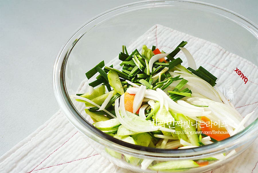 맛있게 무쳐주세요. 양념이 담긴 볼에 손질해둔 야채를 넣고 먼저 버무려주세요. 도토리묵무침을 만들 때 한 번에 재료를 넣고 무치면 묵이 부서지기 쉽기 때문에 야채를 먼저 버무린 후 묵을 넣어주는 게 좋아요. 야채가 양념장과 잘 어우러지면 묵을 넣고 무쳐줍니다. 생각보다 묵이 부드러워 부서지기 쉬우므로 조심스럽게 무쳐주었어요. 마지막에 들기름과 통깨 조금을 더해주면 고소한 풍미가 확 살아나면서 한맛 더해요. 들기름이 쌉싸름한 묵과 잘 어울린답니다. 무침은 바로 먹지 않음 물이 생겨버려서 바로 무쳐서 그릇에 담아먹어요. 야채와 묵을 먹기 좋게 썰어 양념장에 무쳐주면 되는 간단하게 만들 수 있는 메뉴에요. 영상 레시피도 참고해 주세요. 고소한 내음이 풍길 때 바로 한입 집어먹음 야채와 어우러지는 식감이 맛있어요. 쌉싸래한 묵은 아삭하고 달큼한 야채를 양념에 무치면 더 맛있게 즐길 수 있답니다. 막걸리 한 잔이 생각나는 그런 맛이죠. 만드는 법도 간단하고 건강하게 먹기도 좋은 것 같아요. 물결 칼로 썰어주었더니 양념도 잘 어우러지고 특히 오이가 잘 어울려요. 오이는 꼭 넣어서 드세요. 도토리묵무침 만들기 어렵지 않은데 야채와 골고루 먹기에도 좋아요. 탱글함과 아삭함 사이로 어우러지는 양념장까지 찰떡같이 어울리는 맛이에요. 묵을 썰 때는 칼에 물을 묻혀주면 예쁘게 썰기 좋고, 무칠 때는 야채 먼저 버무려주어 부서지지 않게 무쳐보세요. 그럼 더 맛있게 즐길 수 있답니다. 끄읕 !