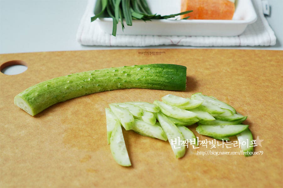 재료를 먹기 좋게 썰어주세요. 오이와 당근은 길게 반으로 잘라 어슷 썰어주세요. 한 입 크기로 썰어주었어요. 양파는 얇게 슬라이스하고, 부추는 먹기 좋게 잘라줍니다. 도토리묵 맛있게 자르는 법! 물결 모양 칼을 이용하면 먹음직스럽게 자를 수 있고, 사이사이로 양념이 배서 더 맛있게 먹을 수 있어요. 자를 때 칼에 물을 묻혀주면 붙지 않고 매끈하게 썰 수 있어요. 1모는 반으로 잘라준 뒤 물결 칼로 일정하게 썰어줍니다. 너무 얇게 썰면 으스러질 수도 있어 1cm 정도 두께로 잘라주세요.