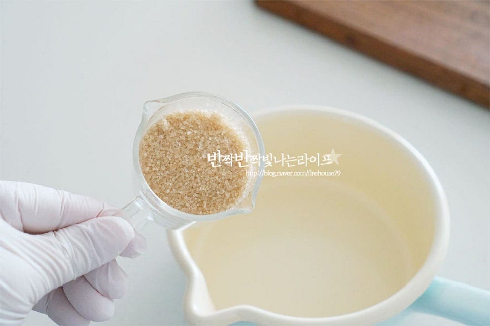 단촛물 기본 비율은 앞서 말씀드린 것과 같이 물 2 : 설탕 1 : 식초 1입니다. 여기서 입맛에 맞게 신맛과 단맛을 조절하시면 더 맛있게 드실 수 있어요. 물 180ml, 설탕 90ml을 먼저 붓고 소금 1 작은 술 넣어줍니다. 식초 같은 경우 넣는 타이밍을 선택해 주시면 되는데요. 새콤한 맛을 좋아하신다면 절임물을 끓인 뒤 마지막에 넣어주시고, 신맛을 중화시키고 싶다면 같이 넣고 끓여주시면 됩니다. 식초는 끓으면서 신맛이 날아가므로 넣는 타이밍을 조절하여 주세요. 우리 집 같은 경우 신랑이 신맛을 좋아하지 않아 알려드린 기본 비율에서 식초 양을 조절하여 만들고 있습니다. 설탕과 소금이 녹을 정도로 파르르 끓여주시면 됩니다. 끓으면 마지막에 식초를 넣고 잘 섞어주세요.