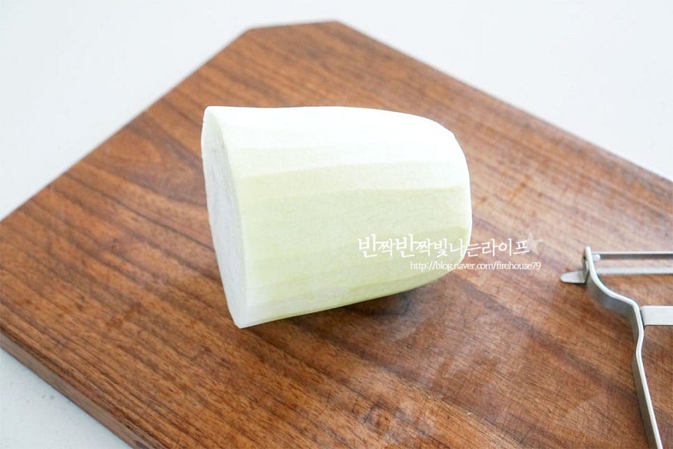 무가 달달하니 수분도 많고 맛이 좋아 무쌈을 만들었어요. 무는 먼저 씻은 뒤 껍질을 벗겨줍니다. 크기가 크지 않은 무라 동그란 모양 그대로 얇게 썰어주었습니다. 크기가 크다면 먹기 좋도록 반으로 잘라주셔도 됩니다. 슬라이서로 일정한 두께로 썰어주셔도 좋고, 칼질이 능숙하다면 칼로 썰어주셔도 좋습니다. 손으로 만져보았을 때 시스루 느낌으로 얇게 슬라이스해 주시면 됩니다.