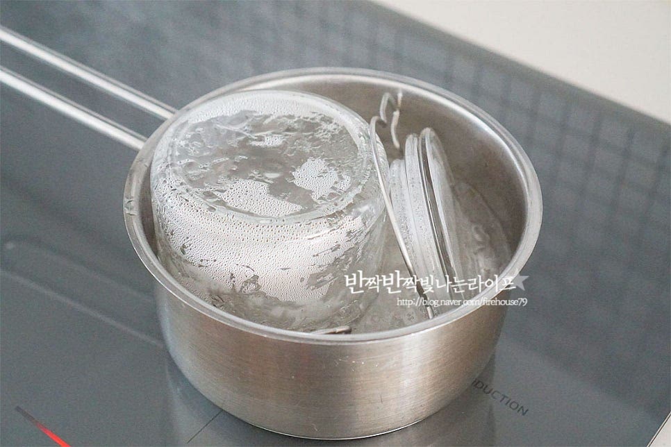 보관할 유리병은 열탕소독하여 물기를 완전히 제거하여 준비했어요. 밀폐용기에 무를 담아줍니다. 식초를 줄이는 대신 산뜻함을 더해주기 위해 레몬도 넣어주었어요. 레몬 한 조각 넣어서 만들면 새콤한 향이 더 맛깔납니다.