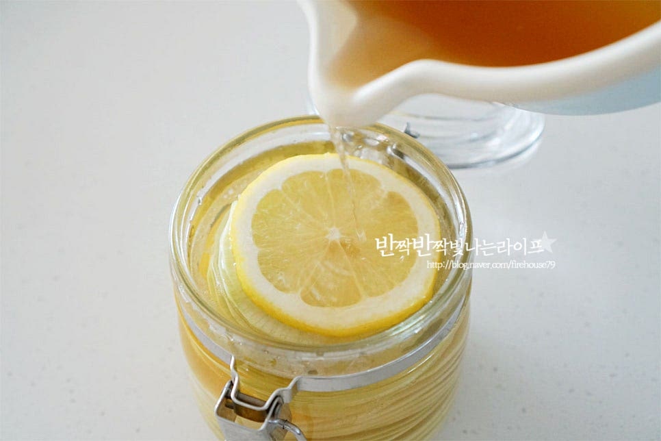 뜨거운 상태의 단촛물을 부어줍니다. 뜨거울 때 부어주시면 먹는 내내 아삭아삭하게 드실 수 있어요. 완전히 식힌 뒤 냉장고에서 하루 숙성하여 줍니다. 다음날 꺼내어 먹어보니 시원하고 아삭아삭한 게 새콤달콤함이 딱 좋았어요. 영상도 같이 담았어요. 별것 아니지만 쌈무 레시피에 레몬 한 조각 더해 넣어주었더니 더 풍미가 좋았습니다. 입맛에 따라 와사비를 넣어도 알싸하게 잘 어울립니다~ 쌈무 만들기 맛있게 만들어 드세요^^ 끄읕 !