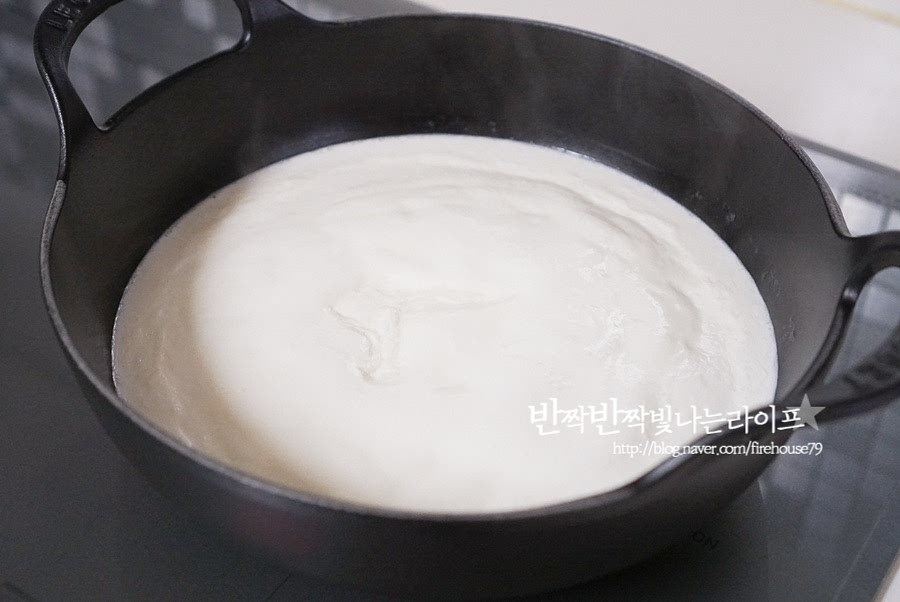약불에서 10~15분 끓여줍니다. 센 불에서 끓이거나 넘치게 불을 높이지 않아요. 데우면서 끓이면 몽글몽글 순두부같이 뭉쳐집니다. 약불 그대로 끓여줍니다. 젓거나 하지 않고 데워주세요.