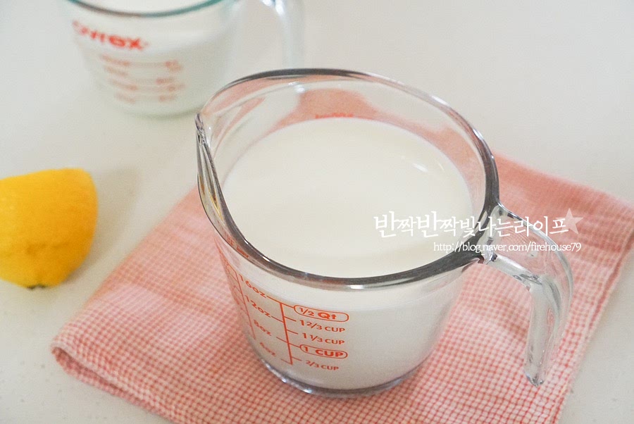 리코타치즈는 우유로 만드는 치즈로 생크림과 비율에 맞게 넣고 요리합니다. 우유 2 : 생크림 1의 비율로 만들어주면 됩니다. 이때 우유는 무지방, 저지방 또는 첨가물이 없는 기본 일반 우유를 준비합니다. 깊이가 있는 냄비에 우유 500ml를 부어줍니다. 생크림 250ml를 부어줍니다. 생크림은 휘핑 되지 않은 액상 상태입니다.