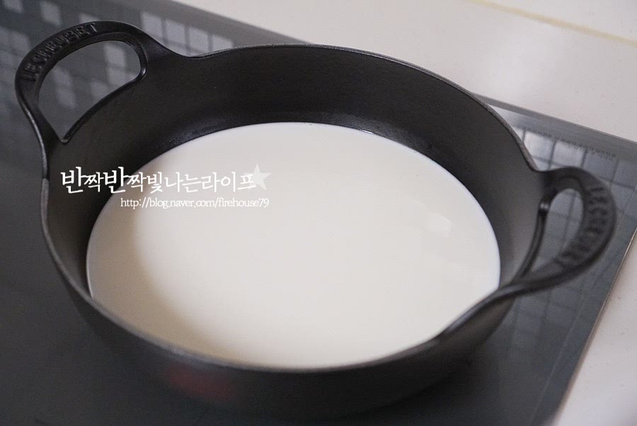 두 가지 재료를 넣은 냄비를 불 위에 올려줍니다. 센 불에서 끓여주는 것이 아닌 약불에서 따뜻한 온도를 유지하며 데우듯이 끓여 응고해 주는 것이 중요합니다. 중약 불에 먼저 데워줍니다. 냄비 테두리에서부터 기포가 올라올 듯 따뜻하게 온도가 데워지면 소금 1/3 작은 술, 황설탕 1/4 작은 술 넣어줍니다. 소량의 소금과 설탕을 넣으면 담백한 맛에 간이 되고 두 가지를 같이 넣으면 짭조름함 감칠맛이 풍부해집니다. 지금까지 따로 젓지 않고 재료만 넣습니다.