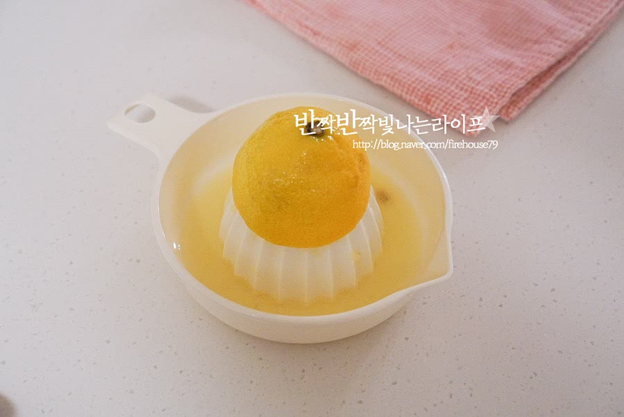 레몬은 1/2개를 준비한 뒤 착즙해 줍니다. 씨가 있다면 제거한 뒤 즙만 준비해 줍니다. 시판용 레몬즙을 활용해도 되지만 생과를 바로 즙을 내어 넣으면 상큼한 향미를 더욱 깊게 맛볼 수 있습니다. 레몬즙을 넣어줍니다. 끓어오른 뒤 넣으면 굳지 않을 수 있으니 계속 따뜻하게 데워가며 재료를 넣어주세요. 주걱으로 가볍게 두세 바퀴 저어 섞어줍니다, 계속 젓거나 섞지 않습니다.