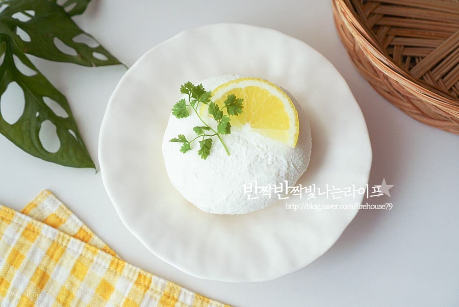 저는 꾸덕하게 만들어 먹는 걸 좋아해서 촉촉함보다 조금 더 진하게 수분을 분리했어요. 우유와 생크림의 부드러운 고소함과 산뜻함이 맛있게 완성입니다. 영상도 같이 담았어요. 우유와 생크림을 2:1 비율로 레몬즙 첨가해 끓여 수분을 분리하여 완성한 리코타치즈는 밀폐용기에 담아 3~4일 보관이 가능하며 보다 오래 둘 때는 냉동 보관해 주세요. 냉동하여 해동하면 질감이 덜어지기 때문에 먹을만큼 만들어 먹는 게 맛이 좋습니다. 수제로 만드는 리코타치즈는 담백 고소한 진한 맛과 산뜻한 풍미를 맛있게 즐길 수 있어요. 간단한 레시피로 맛있게 요리해드세요. 끄읕 !